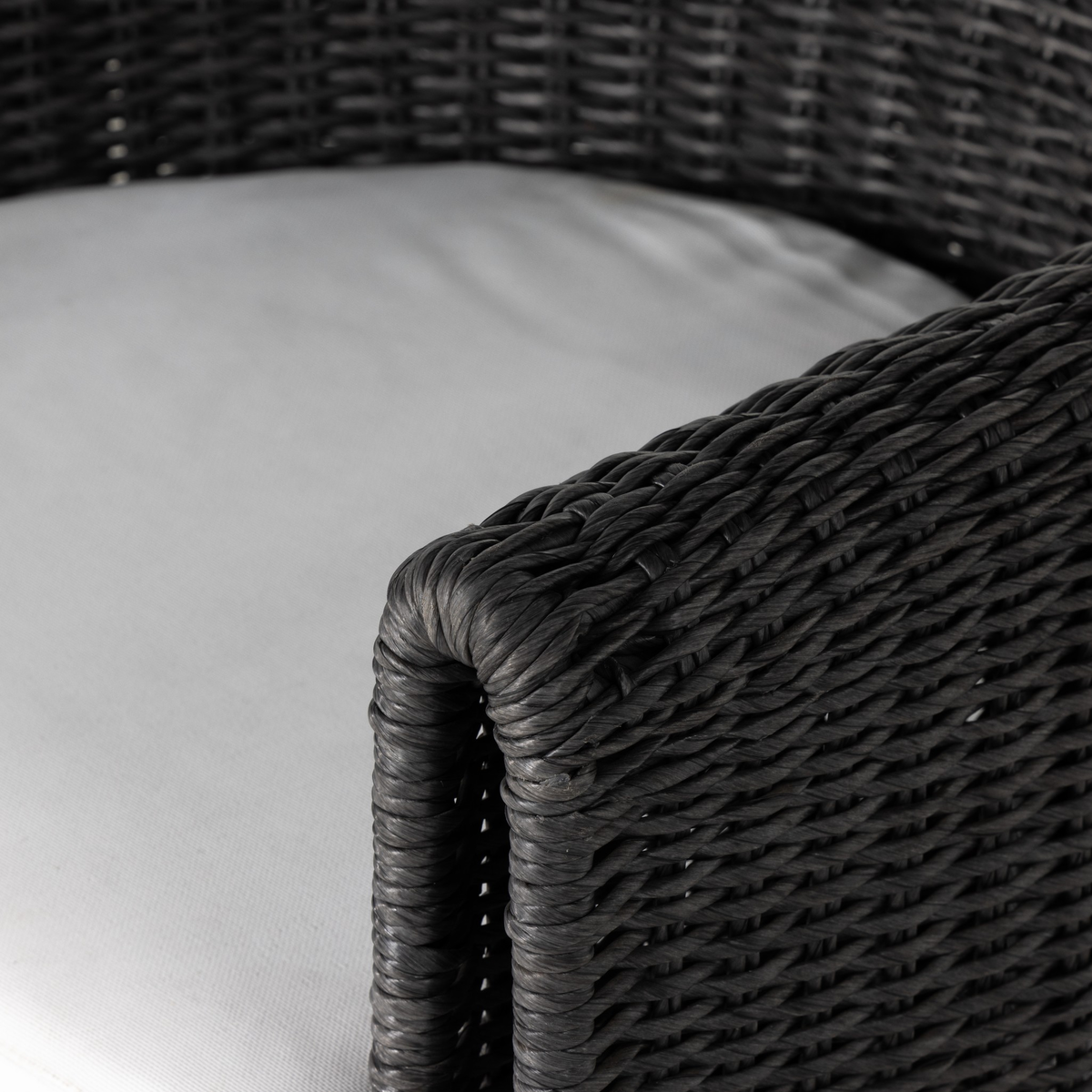 #color_outdoor/outdoor-chairs/outdoor-dining