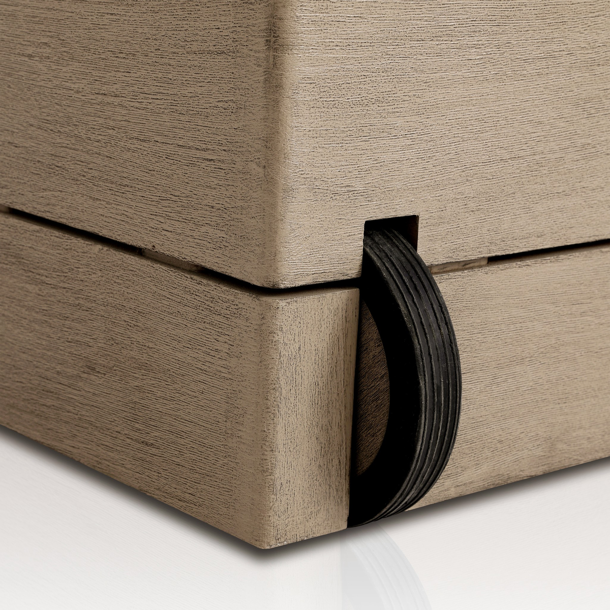 V Outdoor Chaise Lounge