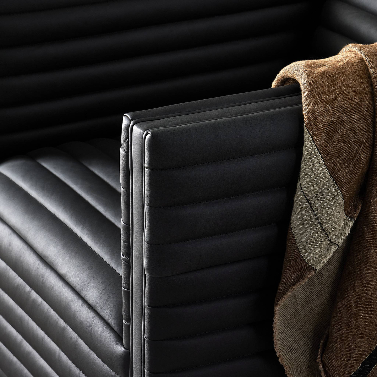 #color_eucapel-black