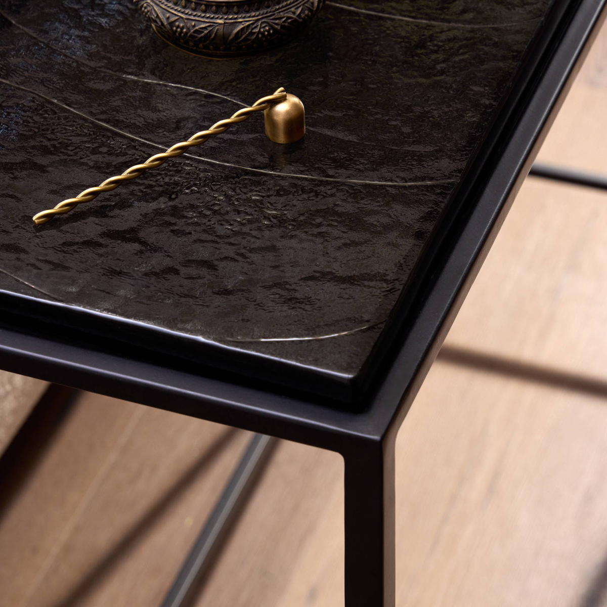 #color_smoked-black-cast-glass